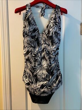 Black White Print Slimming Body Contouring Material Swimsuit NWOT